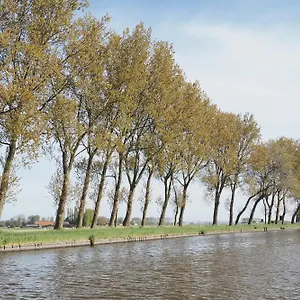 Botel Houseboat Tiny Griffin